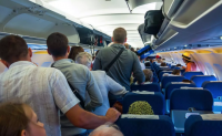Vì sao sau khi hạ cánh, hành khách phải chờ lâu mới được rời máy bay?